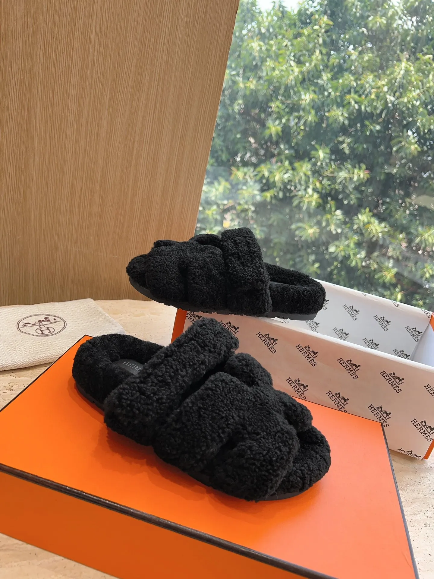 👟👟Ex-factory price 500👟👟 (Top version) Hermes Hermès Second Uncle Fur Slippers Can be made without standard: [Note: No standard needs to be customized] In 2024, the official website and Xiaohongshu will synchronize the latest color matching Hermès hot models, upgraded workmanship, high quality! Fashionable small wool H-slip autumn and winter style flat-soled wool mop. Fabric: Imported lamb's roll real wool. Lining: Imported lamb's roll real wool. Outsole: Genuine leather outsole. Size: 35-43, [Note: 41, 42, 43 customized]